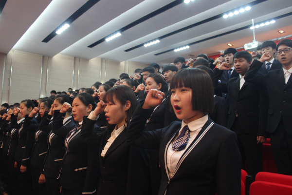 40名18周岁成人学生庄严宣誓 40名18周岁成人学生庄严宣誓