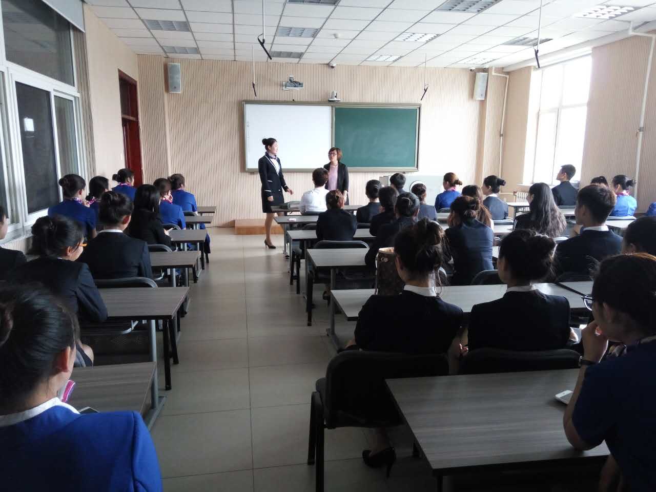 指导学生妆容 指导学生妆容