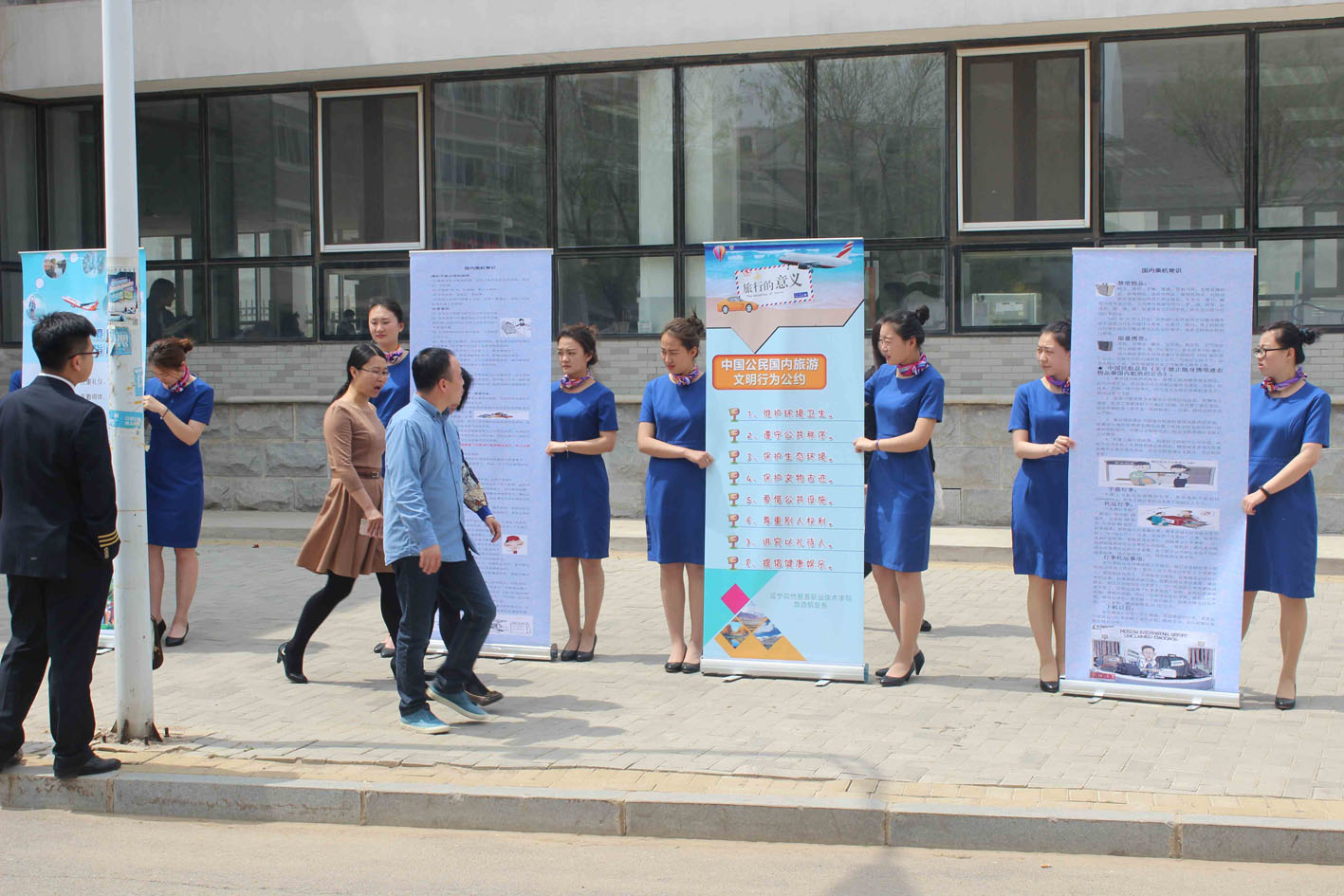 旅游航空系学生进行文明旅游宣传