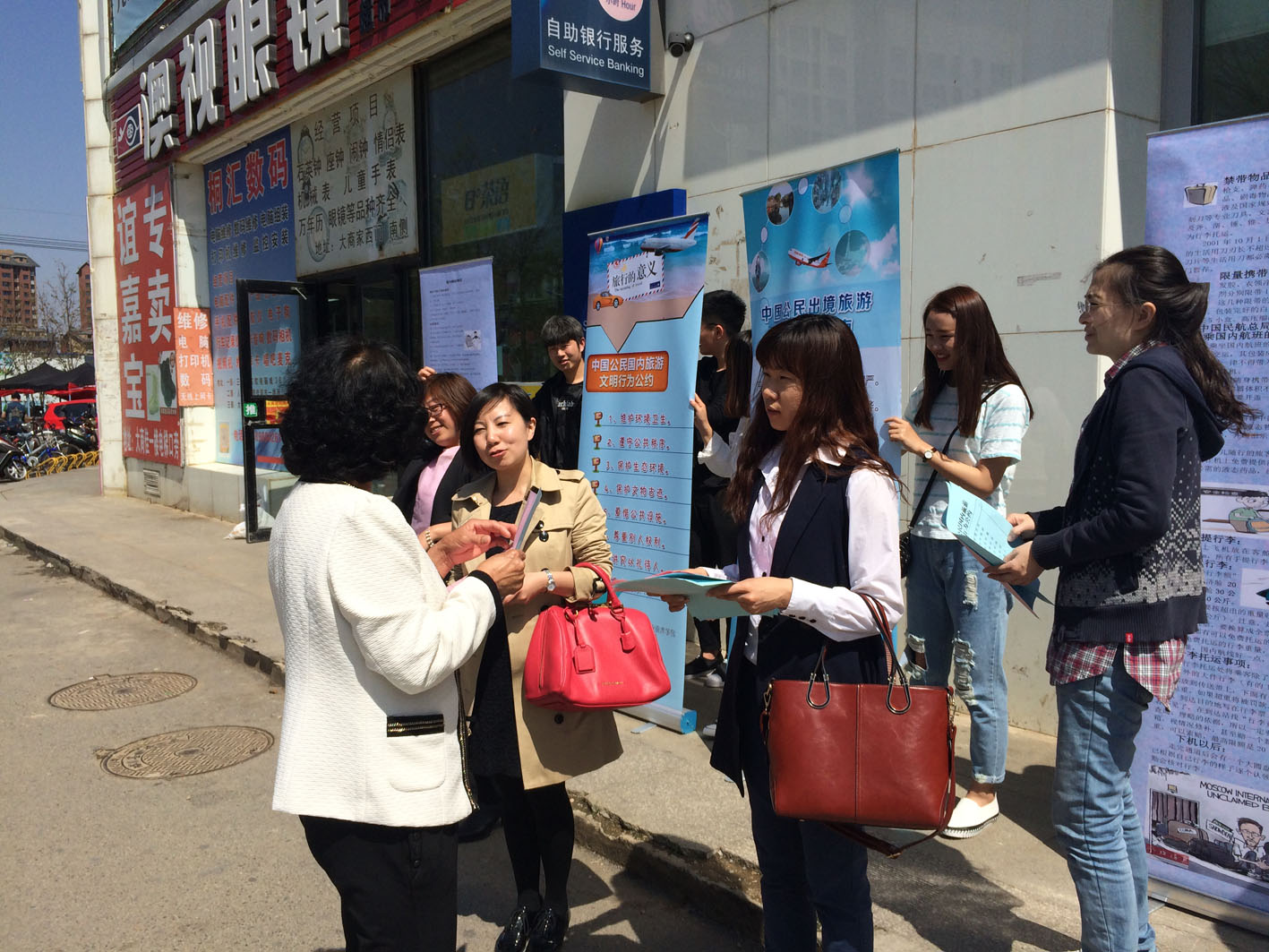 专业教师为居民提供咨询服务