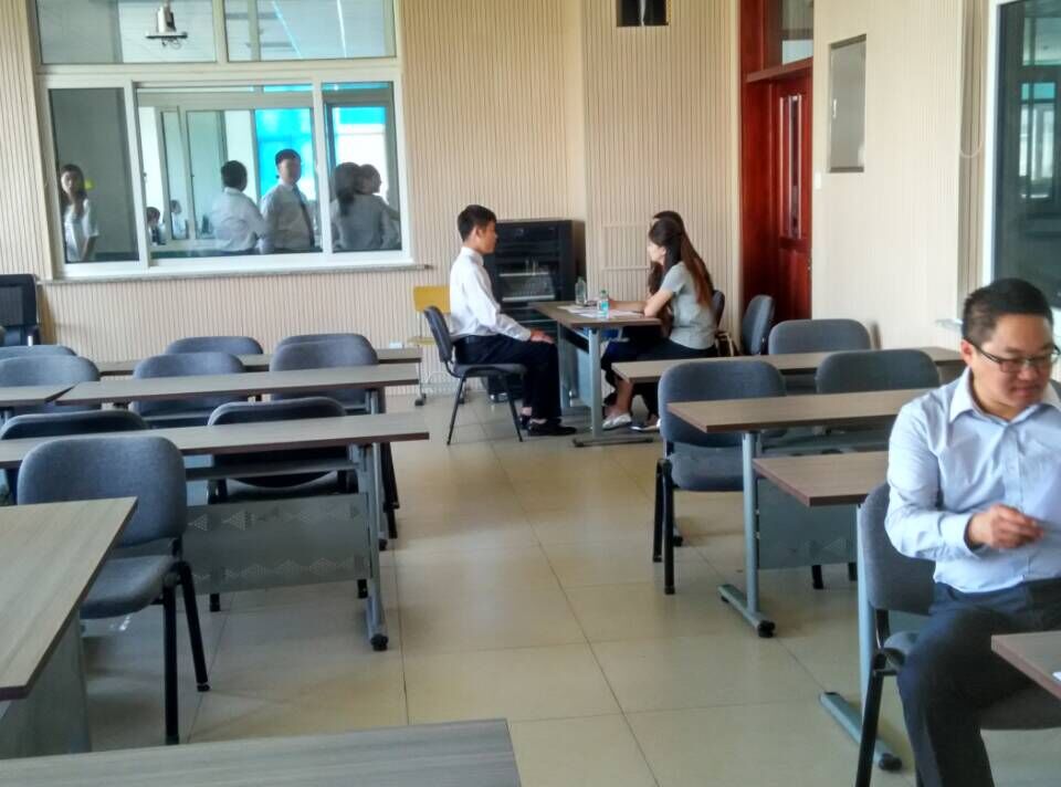 其他应聘学生在门外候场 其他应聘学生在门外候场