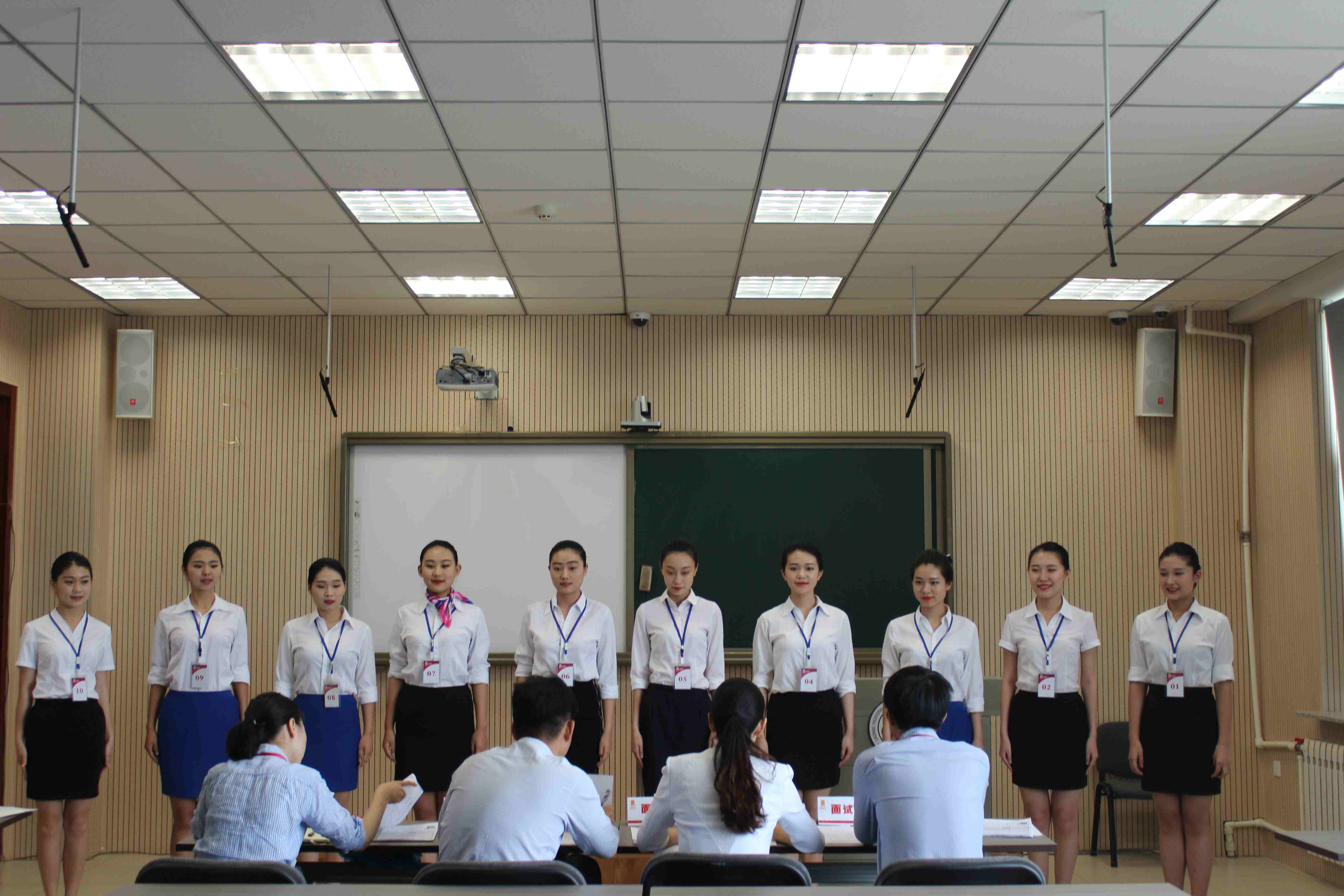 学生接受企业面试 学生接受企业面试