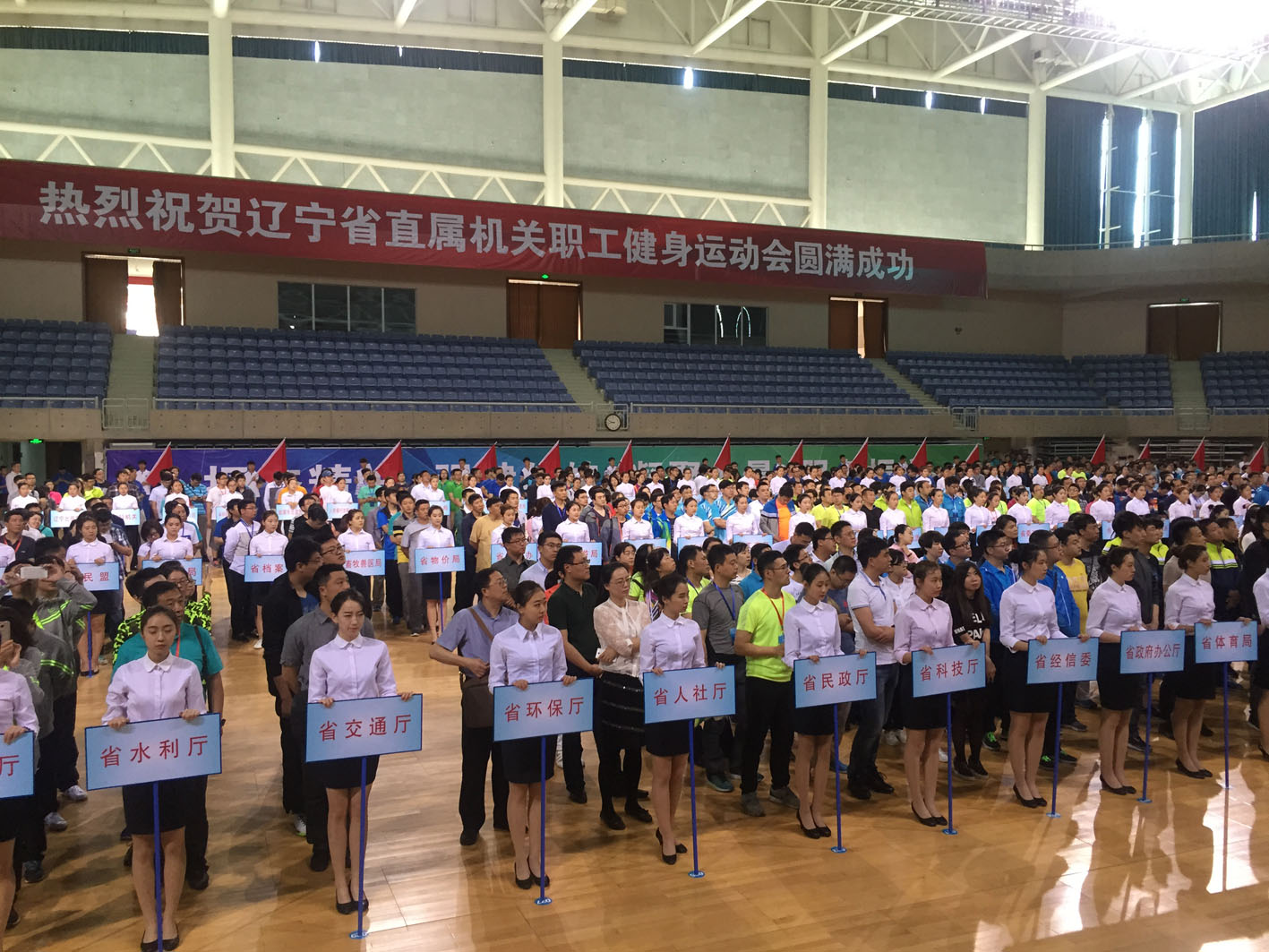 我院学生担任引导员和彩旗方队 我院学生担任引导员和彩旗方队