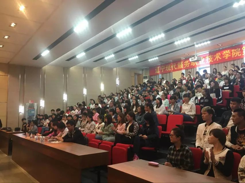观众认真聆听 观众认真聆听