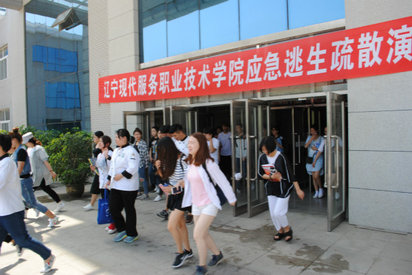 从教学楼疏散撤离的学生 从教学楼疏散撤离的学生