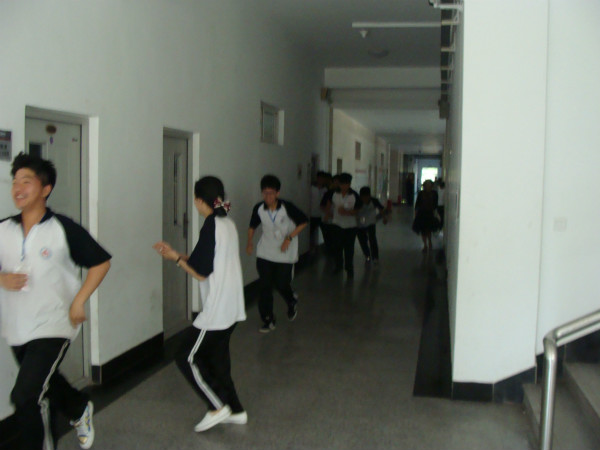 师生迅速撤离 师生迅速撤离