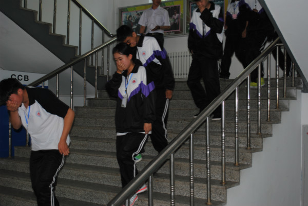 学生按消防要求逃生 学生按消防要求逃生