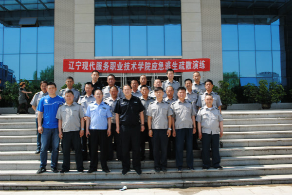 参与组织疏散演练的安保人员 参与组织疏散演练的安保人员