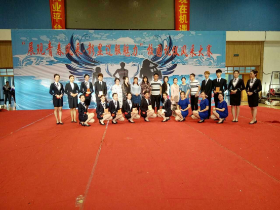 评委老师与获奖同学合影 评委老师与获奖同学合影