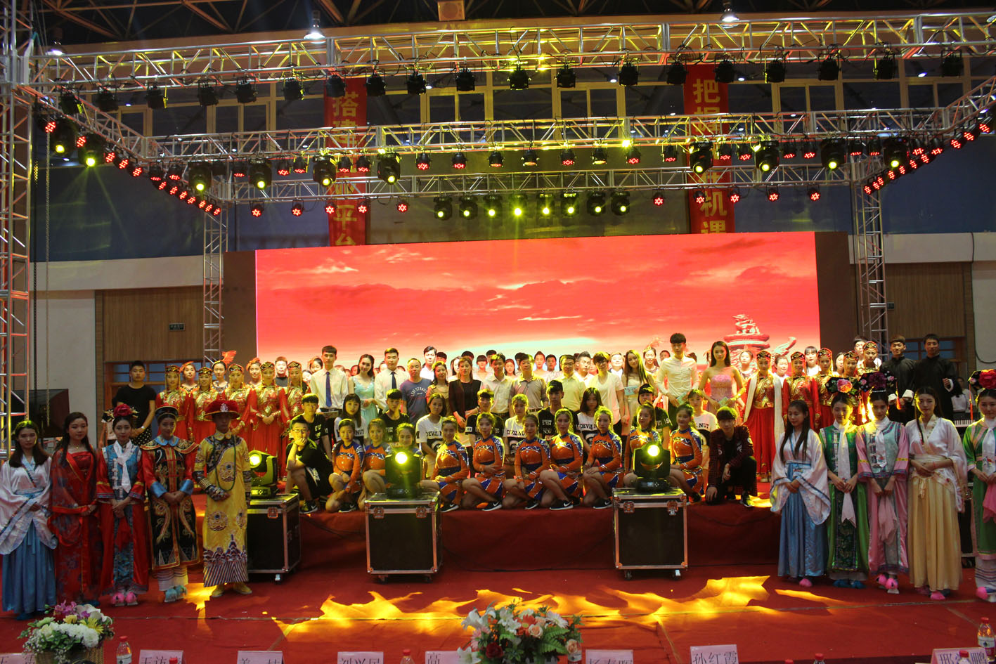 15与会领导与全体演员合影