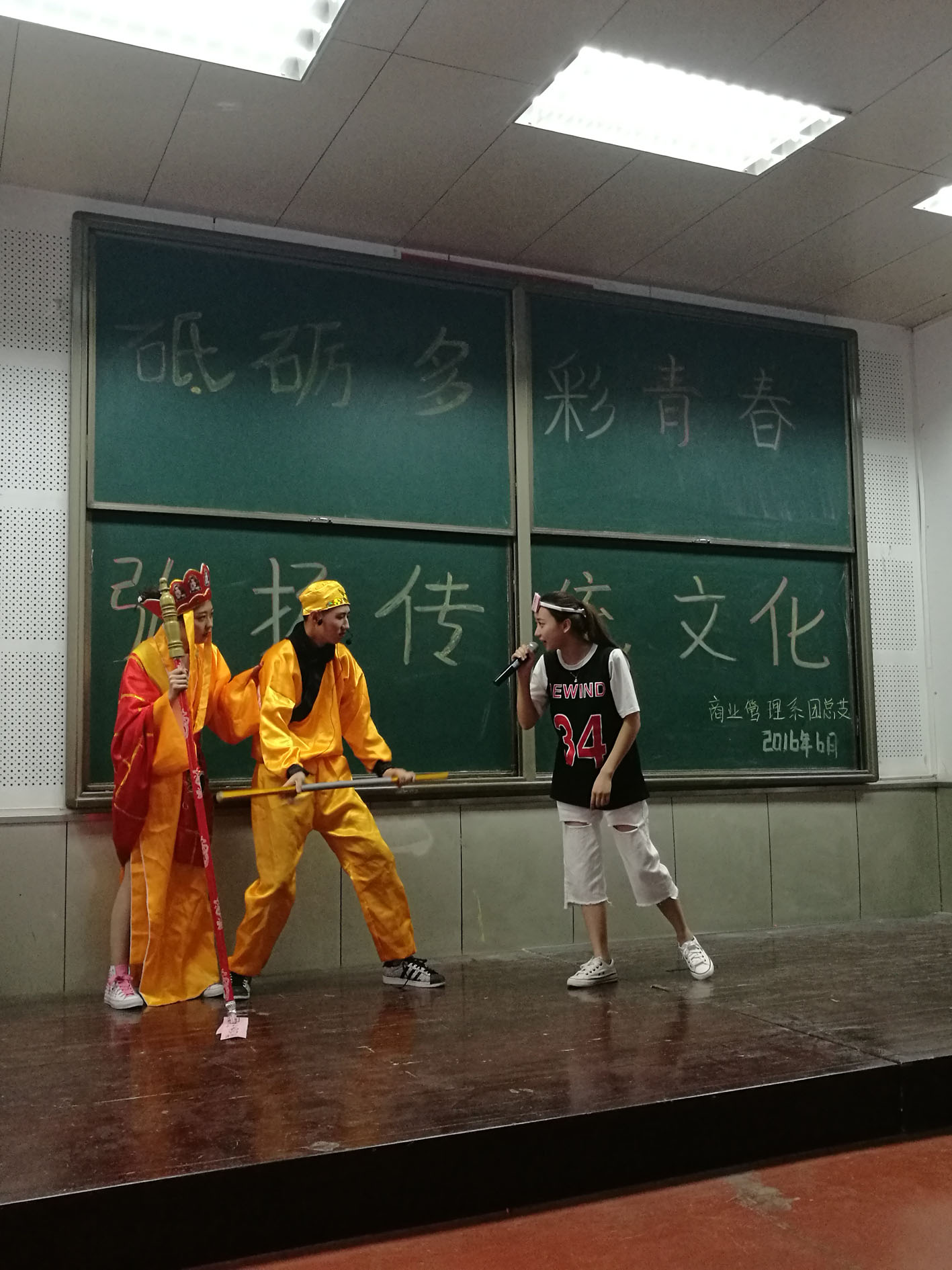 旅游航空系选手进行表演 旅游航空系选手进行表演