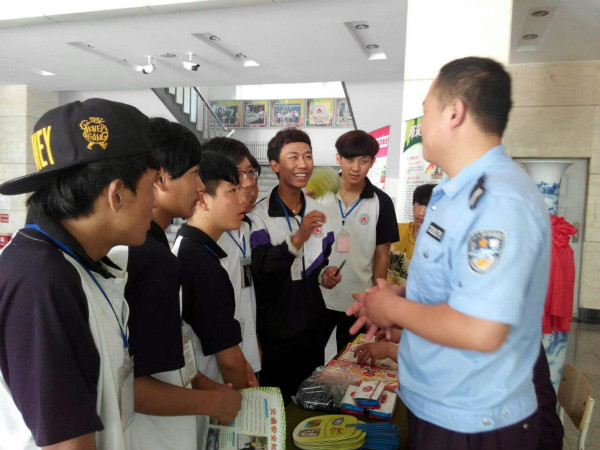学生与讲解人员互动 学生与讲解人员互动