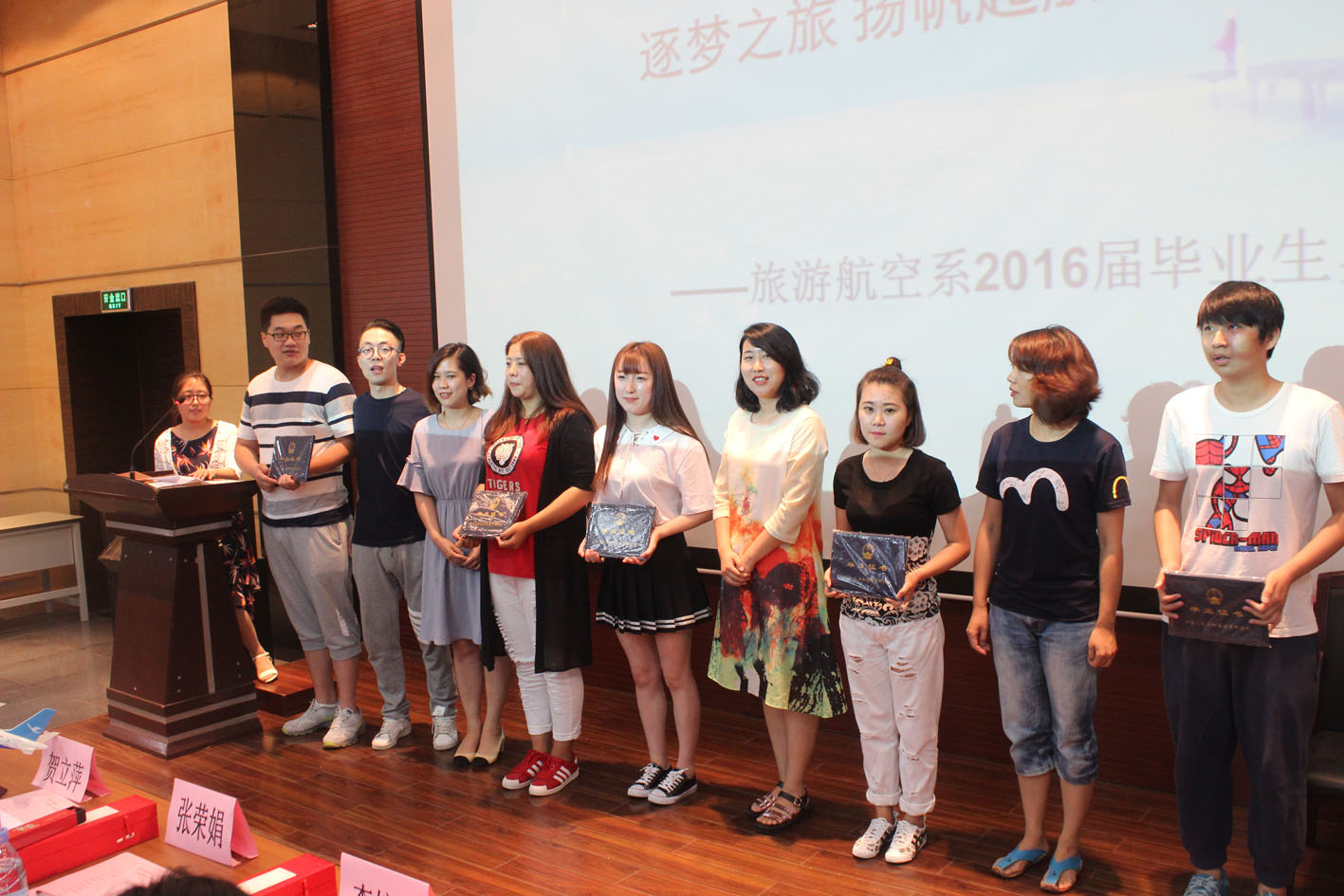 毕业生代表上台领取毕业证书 毕业生代表上台领取毕业证书