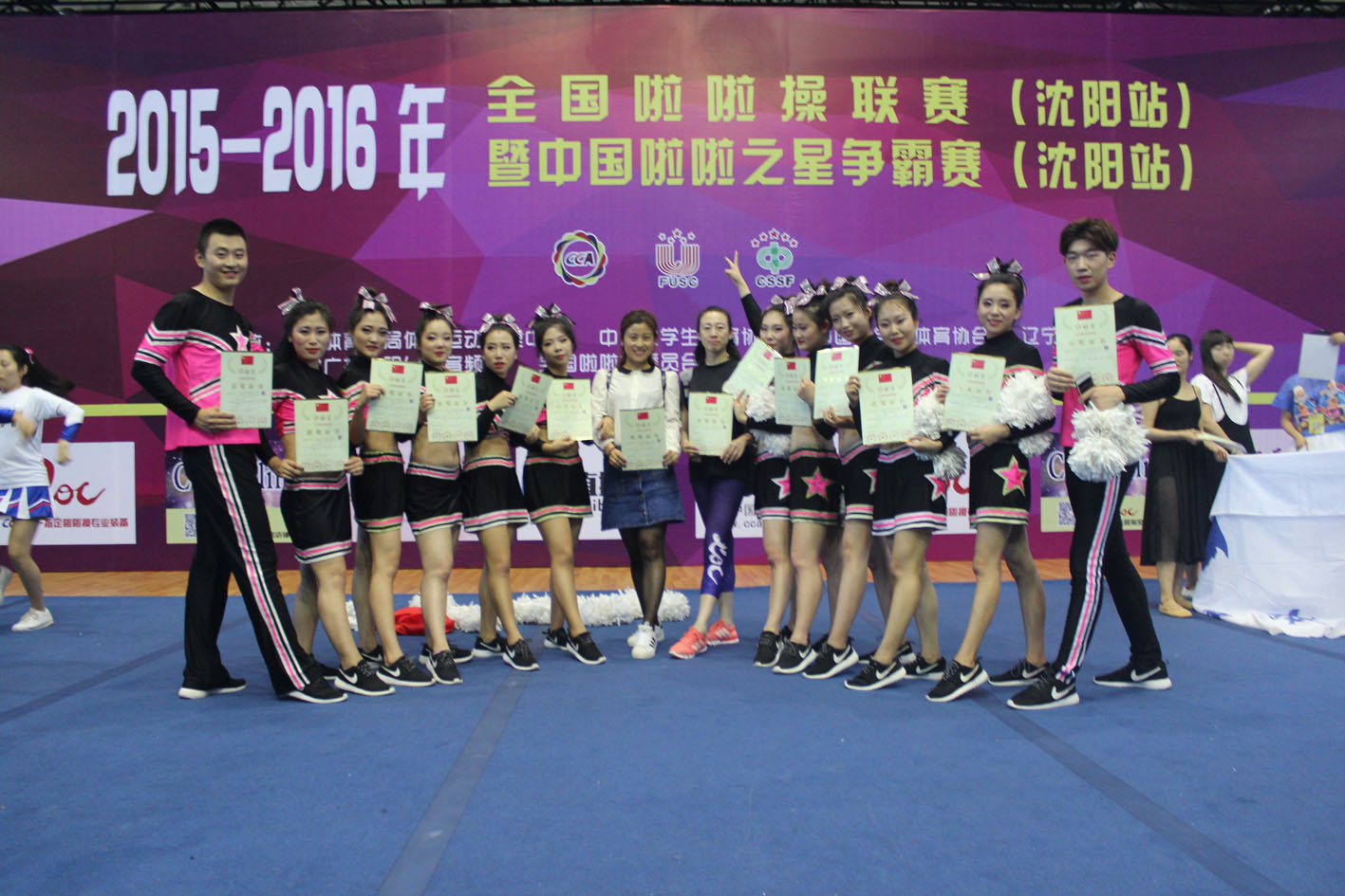 获奖队伍与老师合影 获奖队伍与老师合影