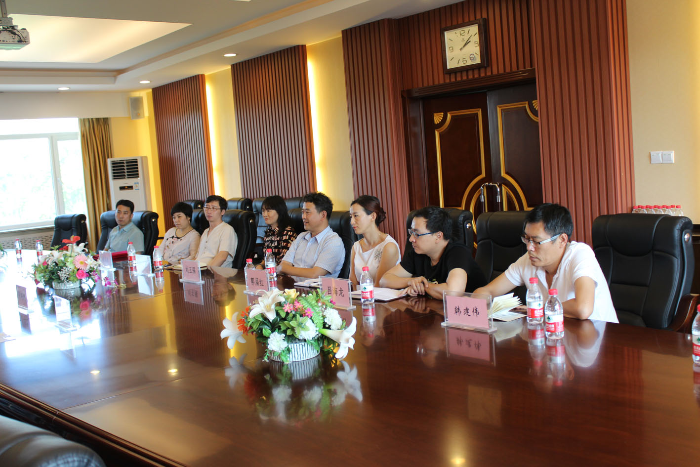 与会教师认真倾听企业代表发言 与会教师认真倾听企业代表发言