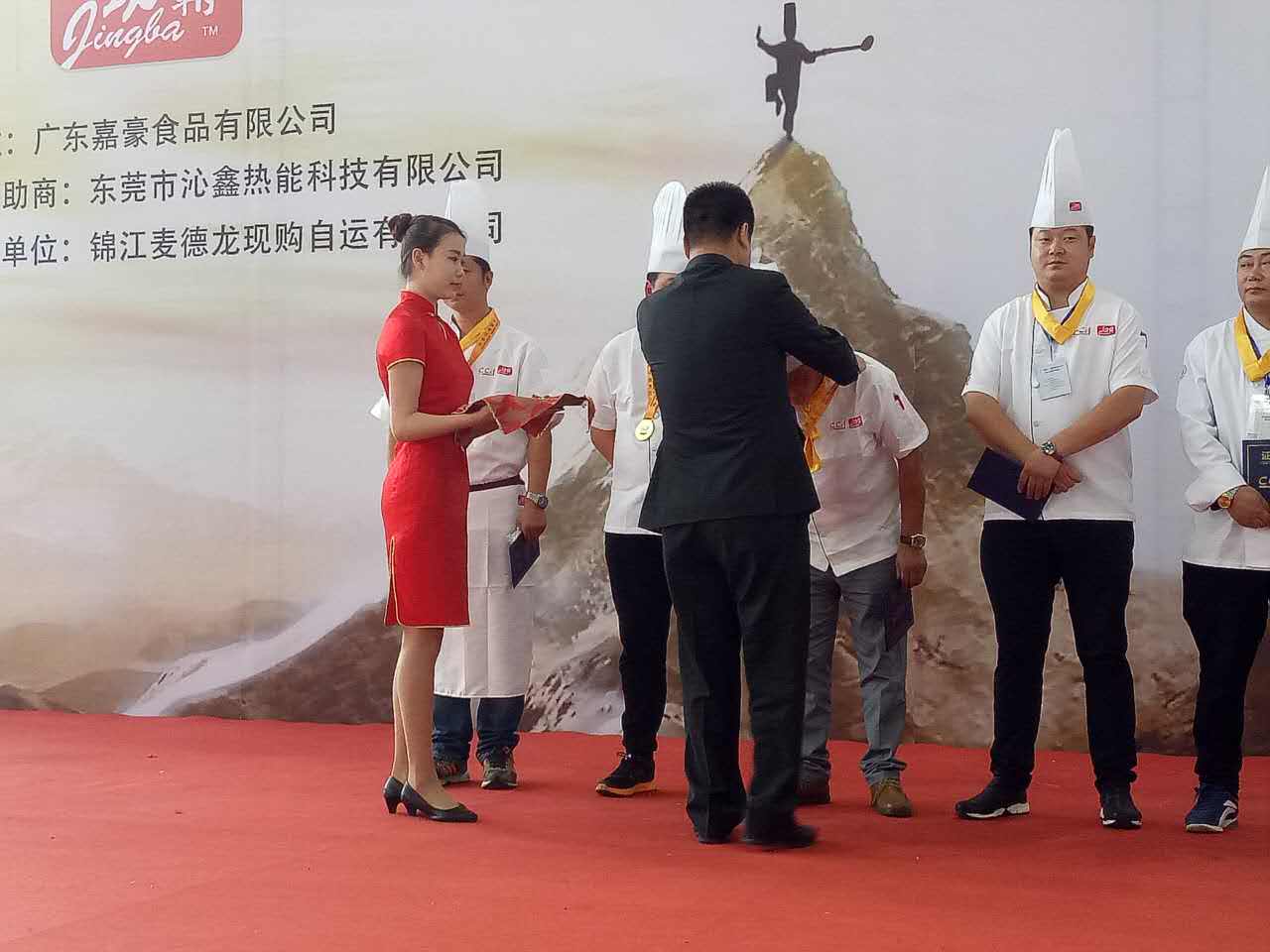 孟洋同学为颁奖仪式提供礼仪服务 孟洋同学为颁奖仪式提供礼仪服务