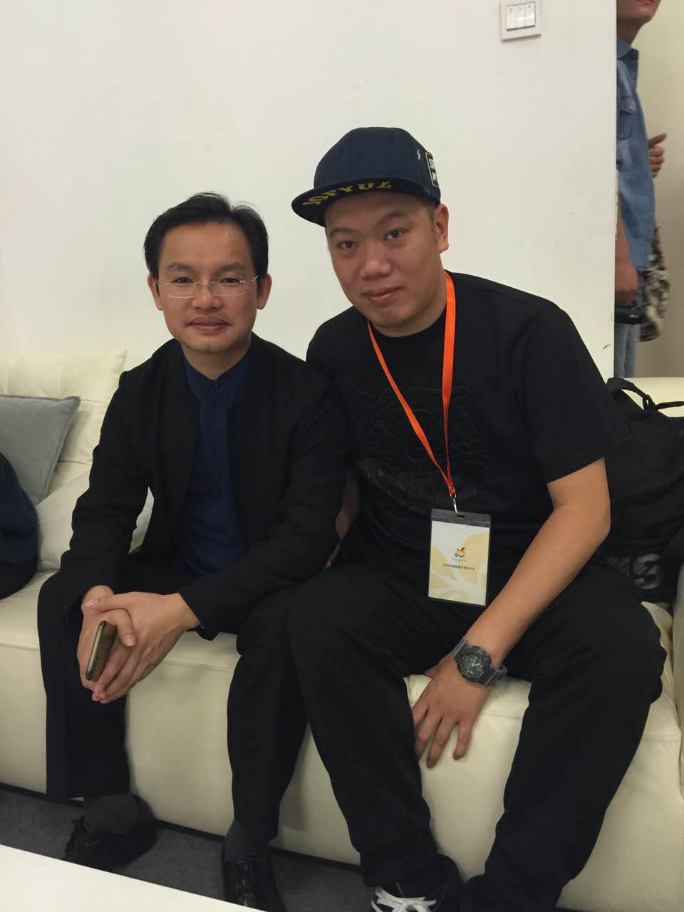李欣参展时与中国沙画第一人苏大宝合影 李欣参展时与中国沙画第一人苏大宝合影