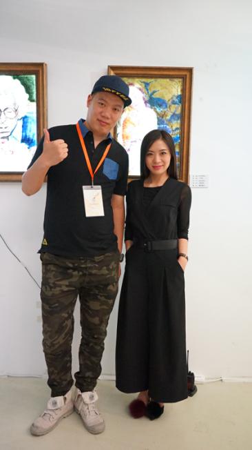 李欣与本次沙画艺术节发起人韩块块合影 李欣与本次沙画艺术节发起人韩块块合影