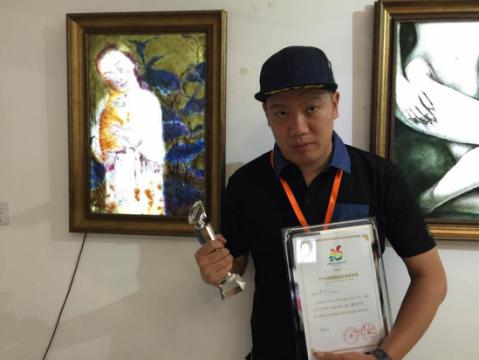 李欣与获奖作品合影 李欣与获奖作品合影