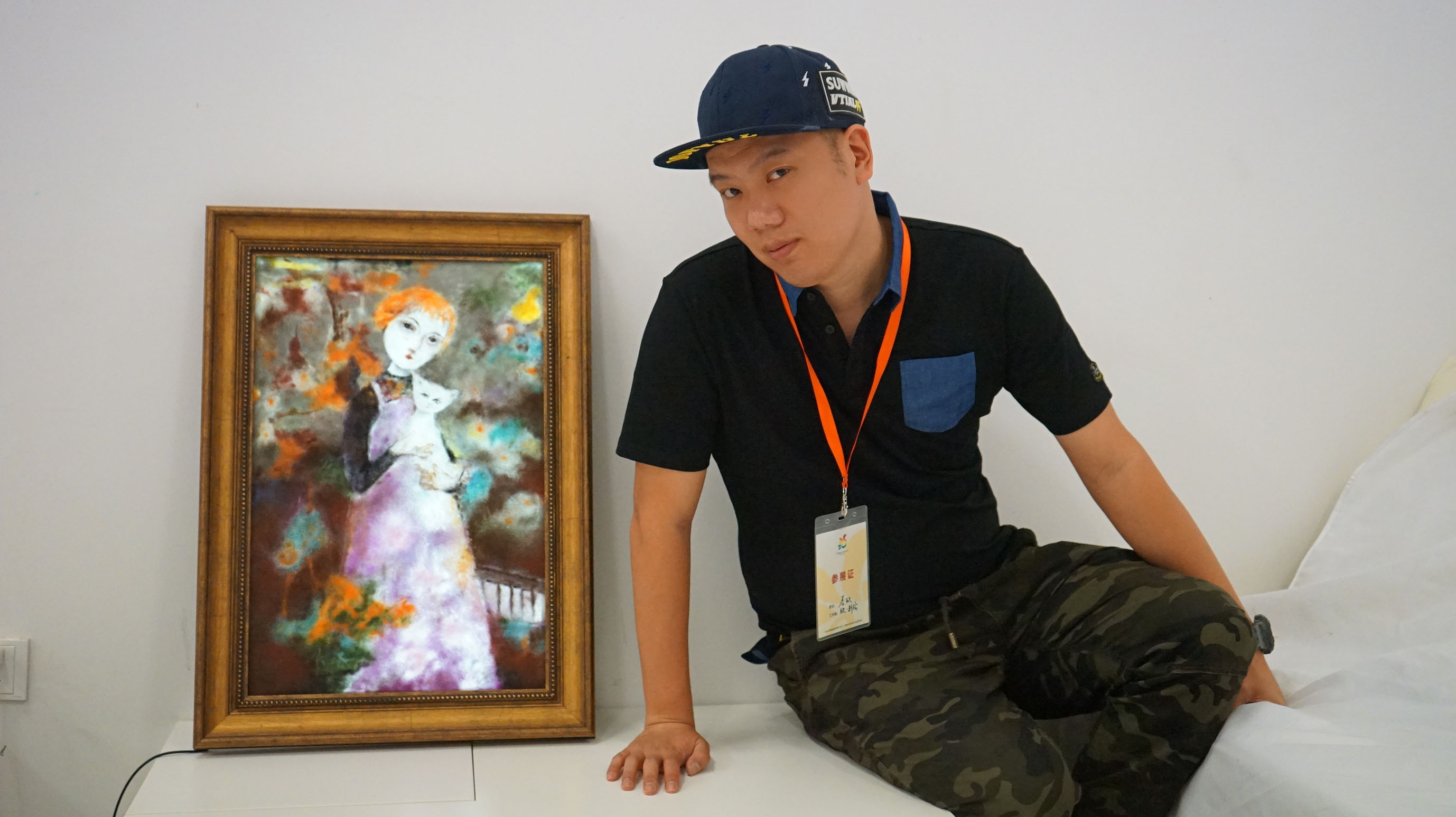 李欣与获奖作品合影 李欣与获奖作品合影