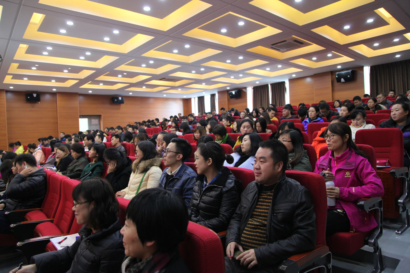 全体教职工参会 全体教职工参会