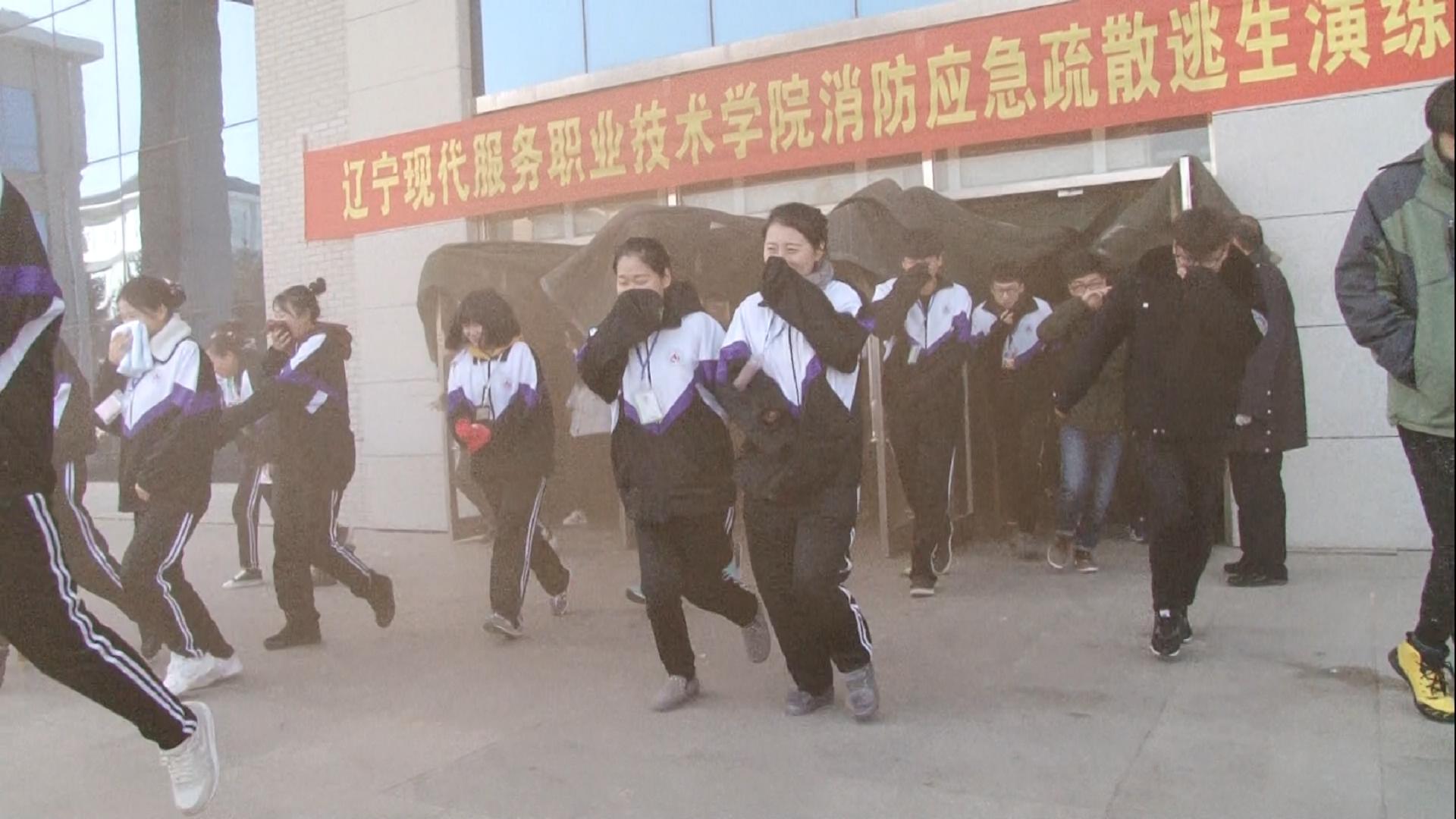 从教学楼疏散撤离的学生 从教学楼疏散撤离的学生
