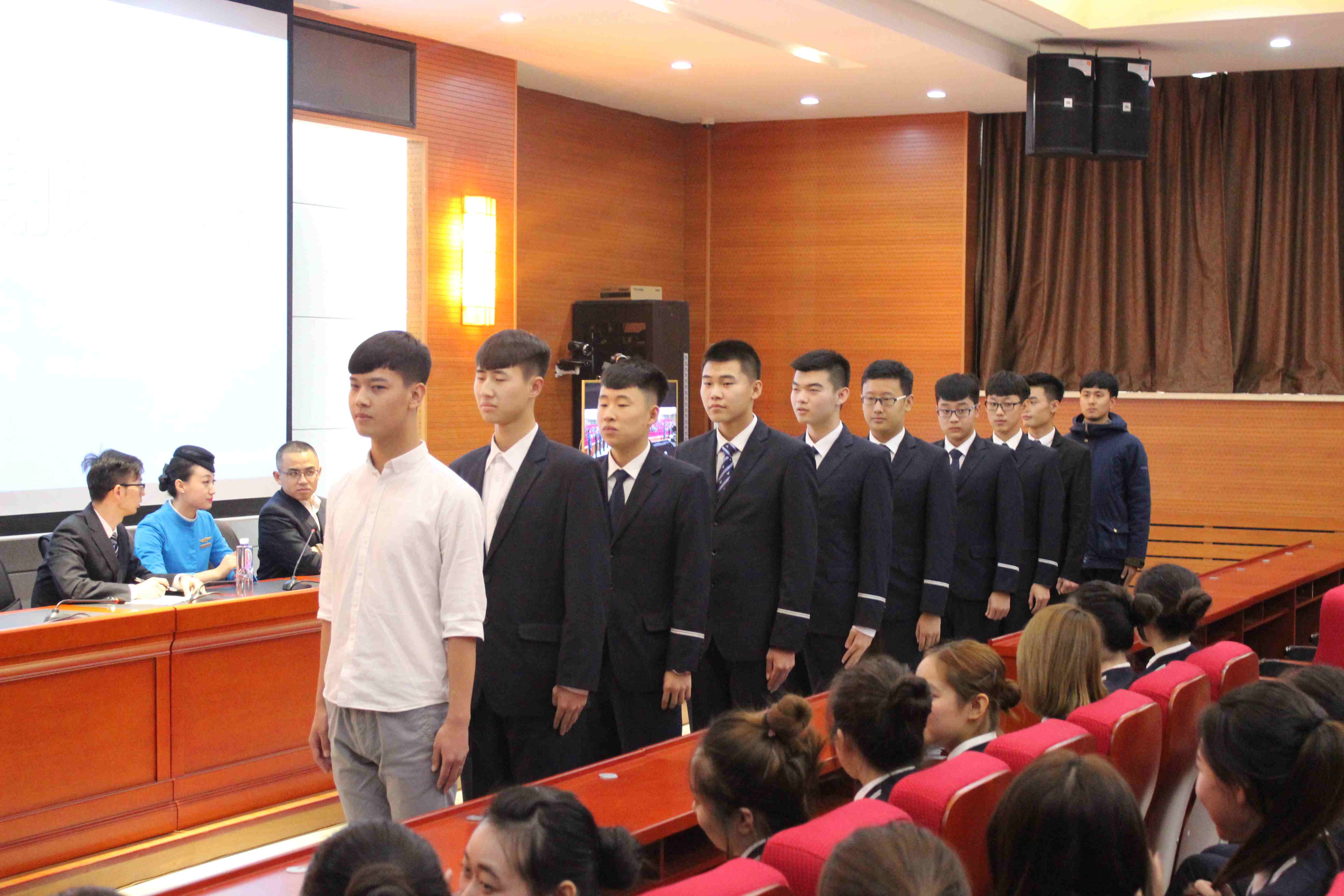 厦航工作人员为15级学生进行形象初试 厦航工作人员为15级学生进行形象初试
