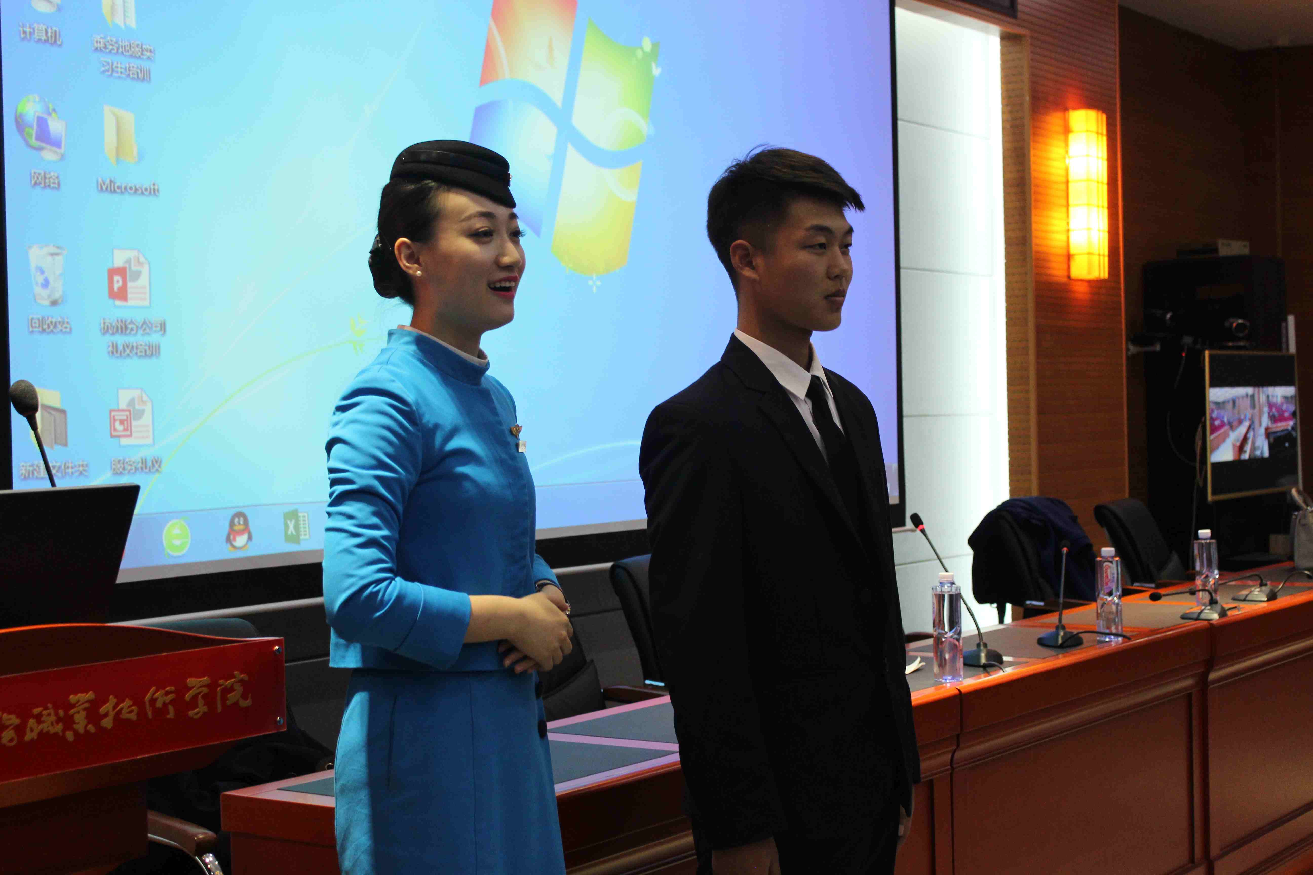 厦航工作人员对学生进行现场指导 厦航工作人员对学生进行现场指导