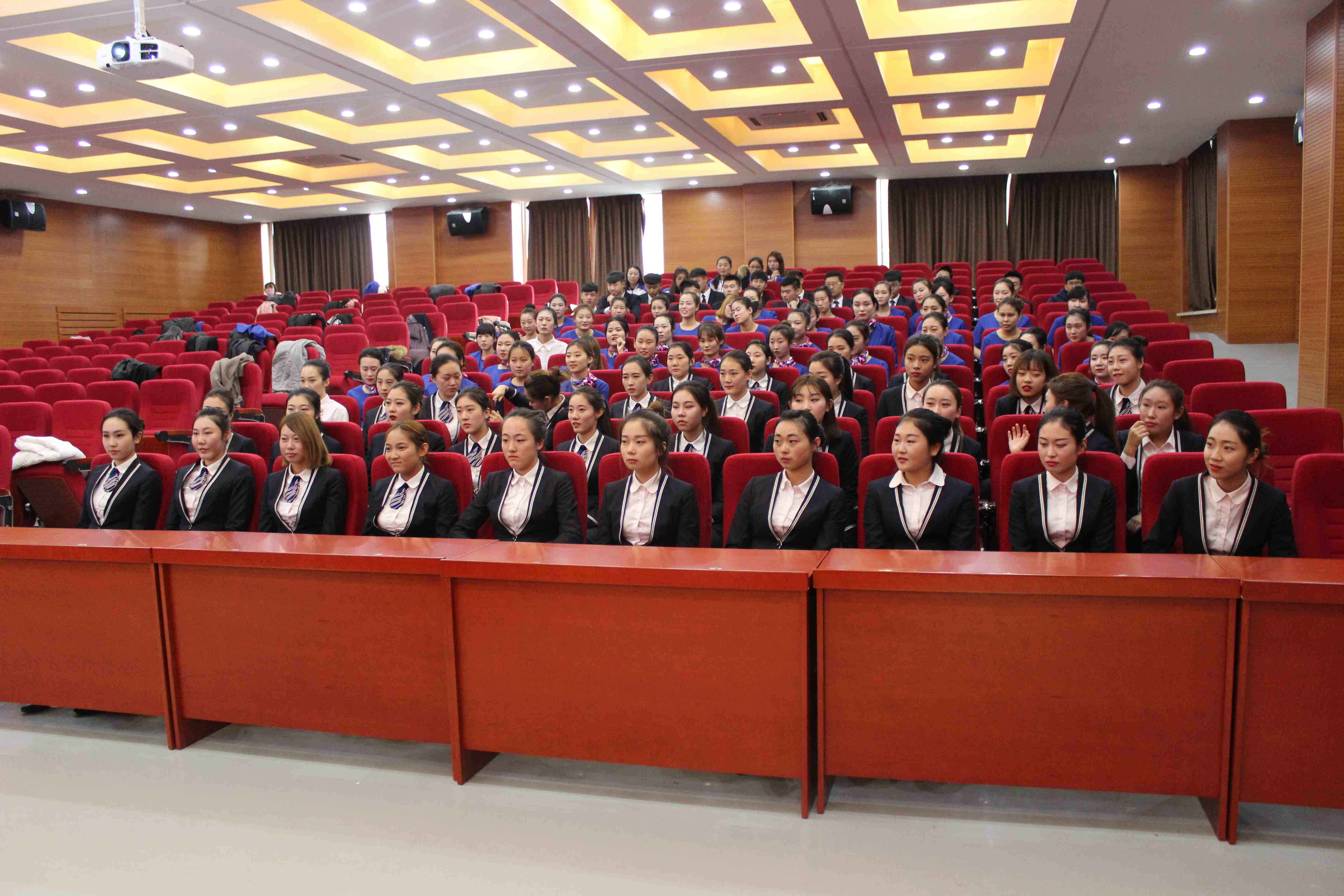 参加宣讲会的我院学生 参加宣讲会的我院学生