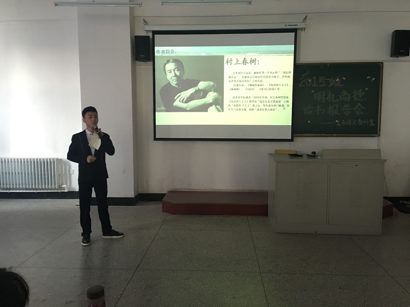 学生展示仪态从容 学生展示仪态从容