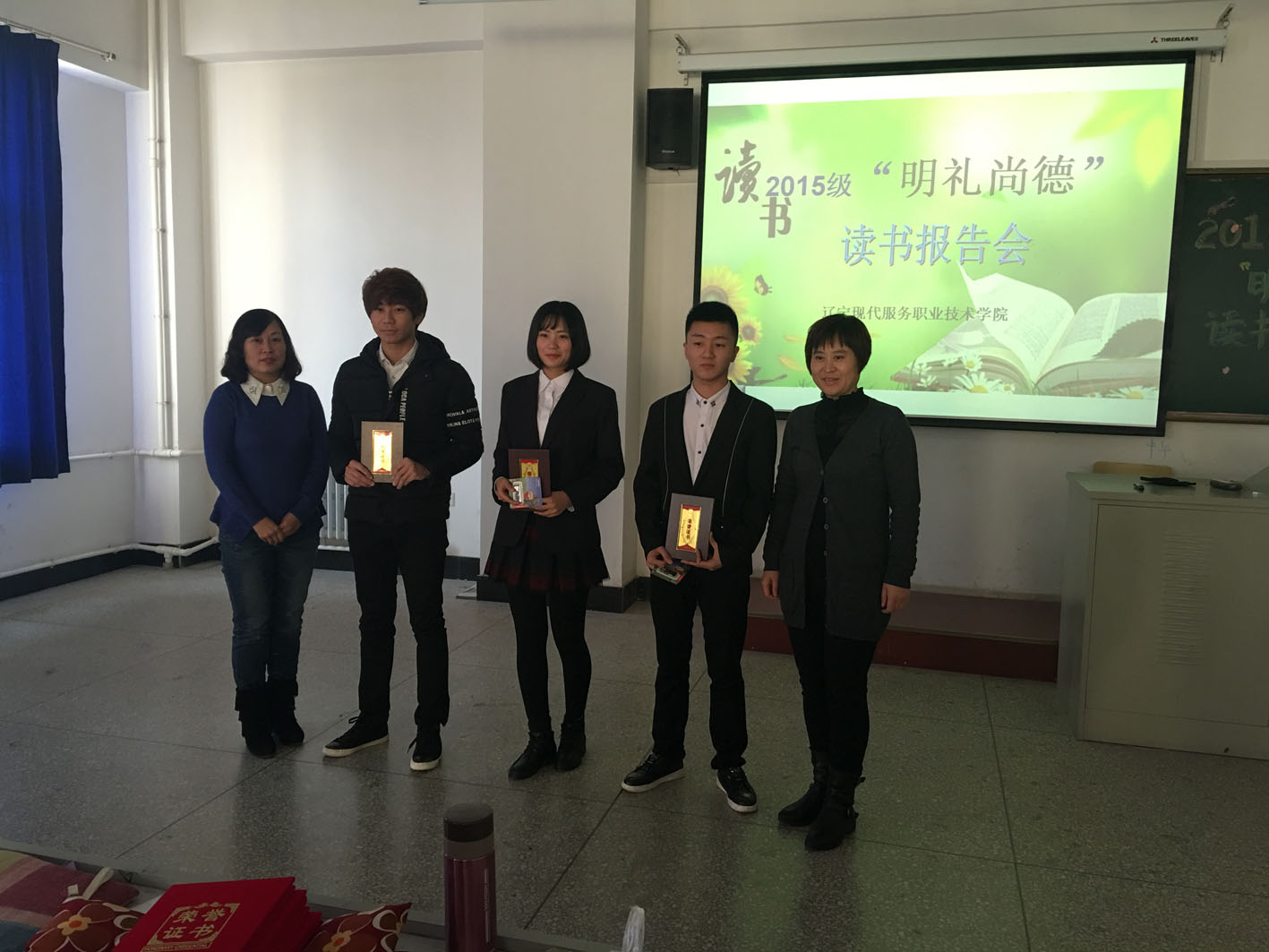 为获奖学生颁奖 为获奖学生颁奖