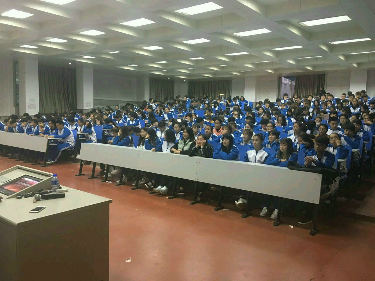 同学们认真学习消防知识 同学们认真学习消防知识