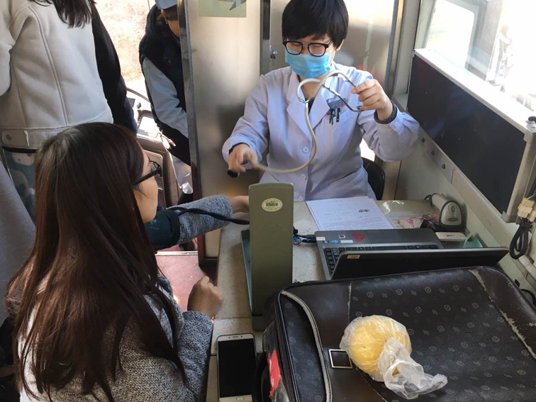 医生为献血的学生量血压 医生为献血的学生量血压