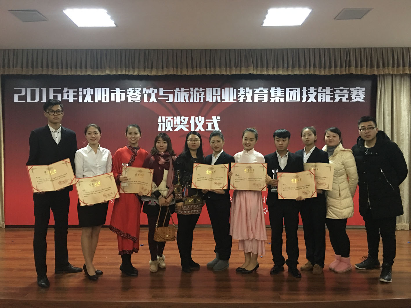 获奖学生与指导教师合影 获奖学生与指导教师合影