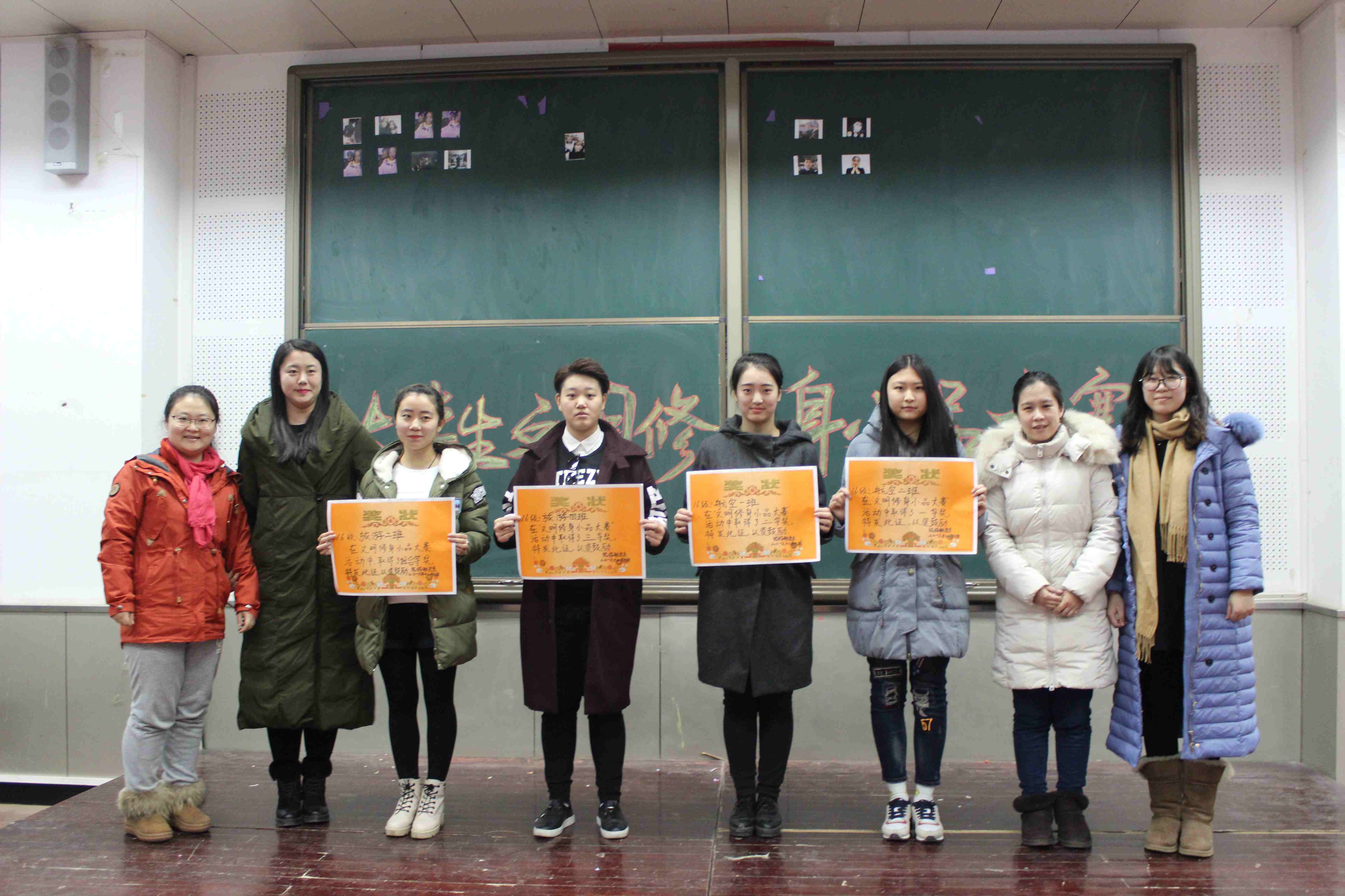 为获奖学生颁奖 为获奖学生颁奖