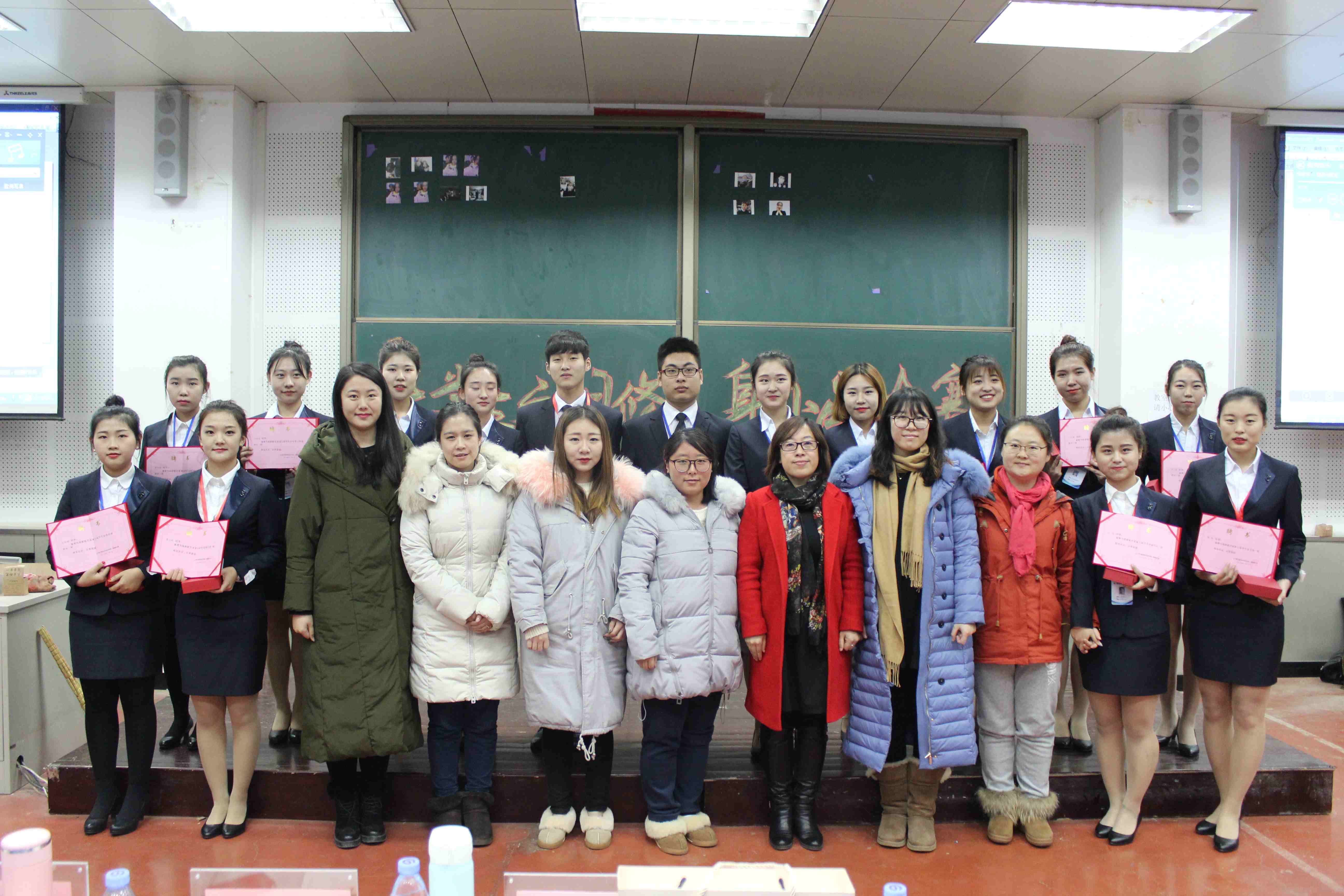 为各部部长及主席团成员颁发荣誉证书并合影留念 为各部部长及主席团成员颁发荣誉证书并合影留念
