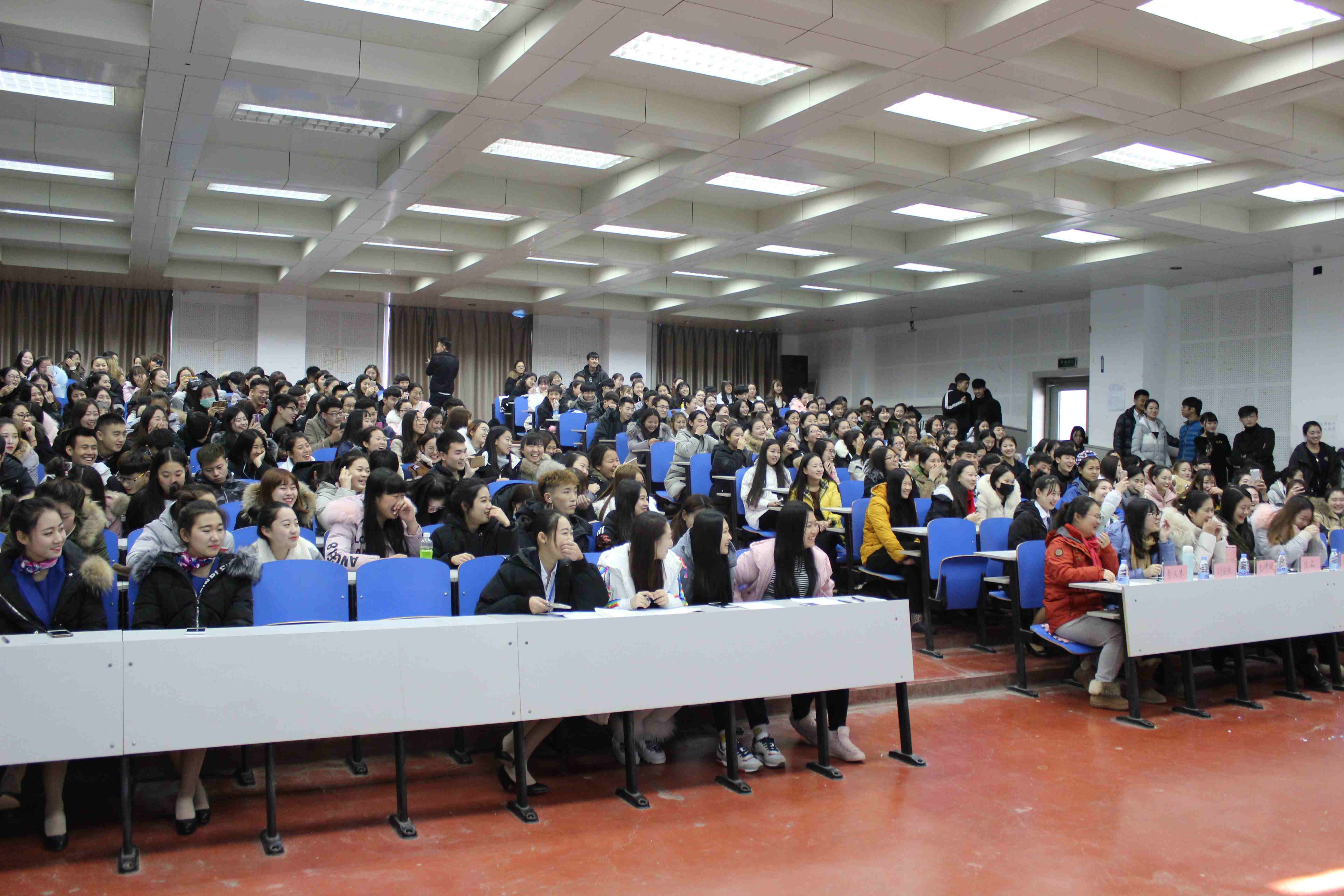 精彩表演爆笑全场观众 精彩表演爆笑全场观众