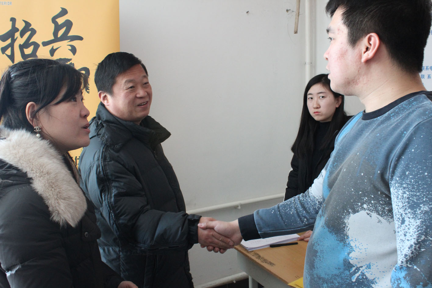 高臣副书记与企业代表亲切交谈 高臣副书记与企业代表亲切交谈