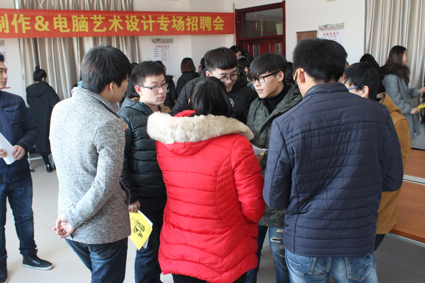 学生与招聘企业现场交流 学生与招聘企业现场交流