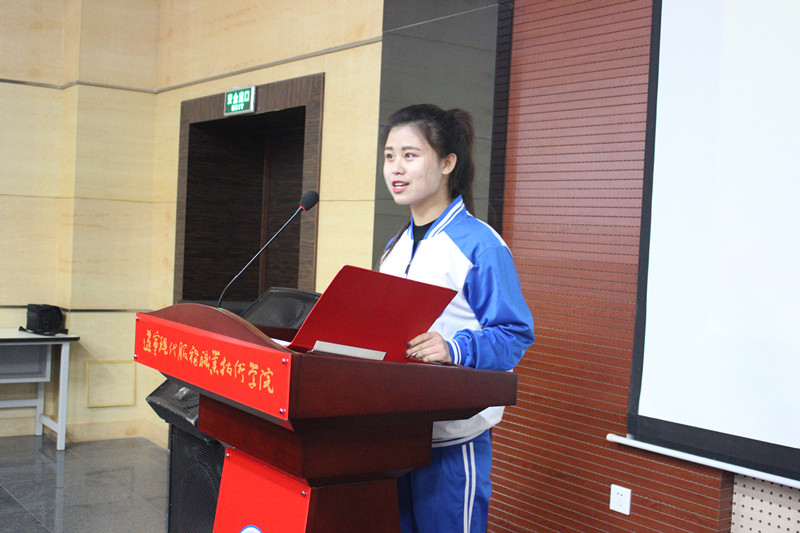优秀学员代表王倩同学上台发言 优秀学员代表王倩同学上台发言