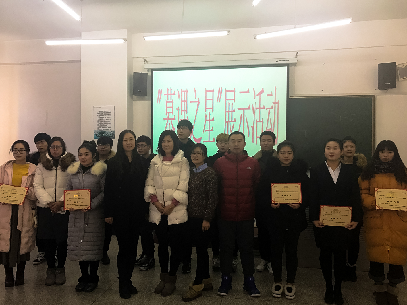 参与展示活动师生合影 参与展示活动师生合影