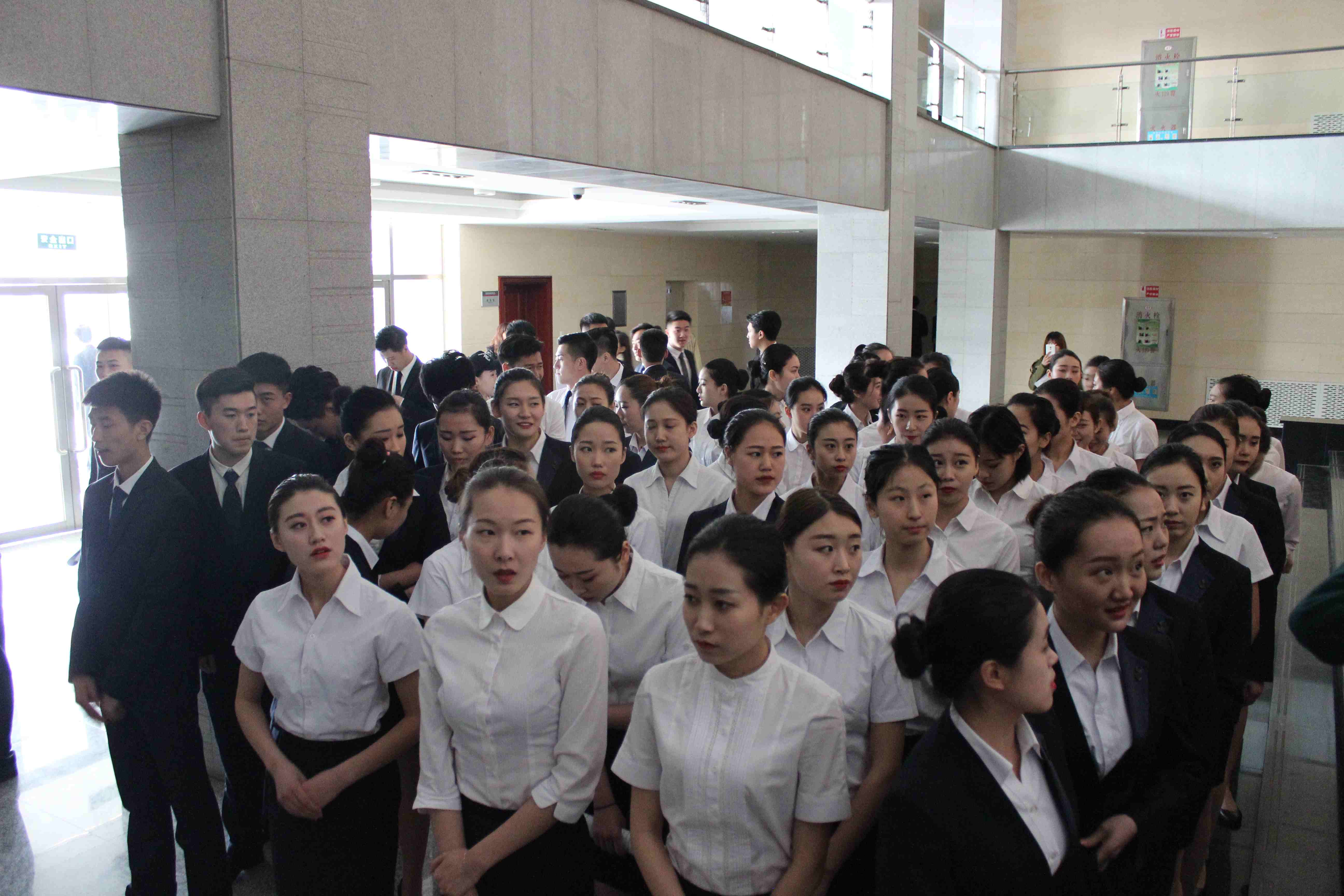 学生们等候初试 学生们等候初试