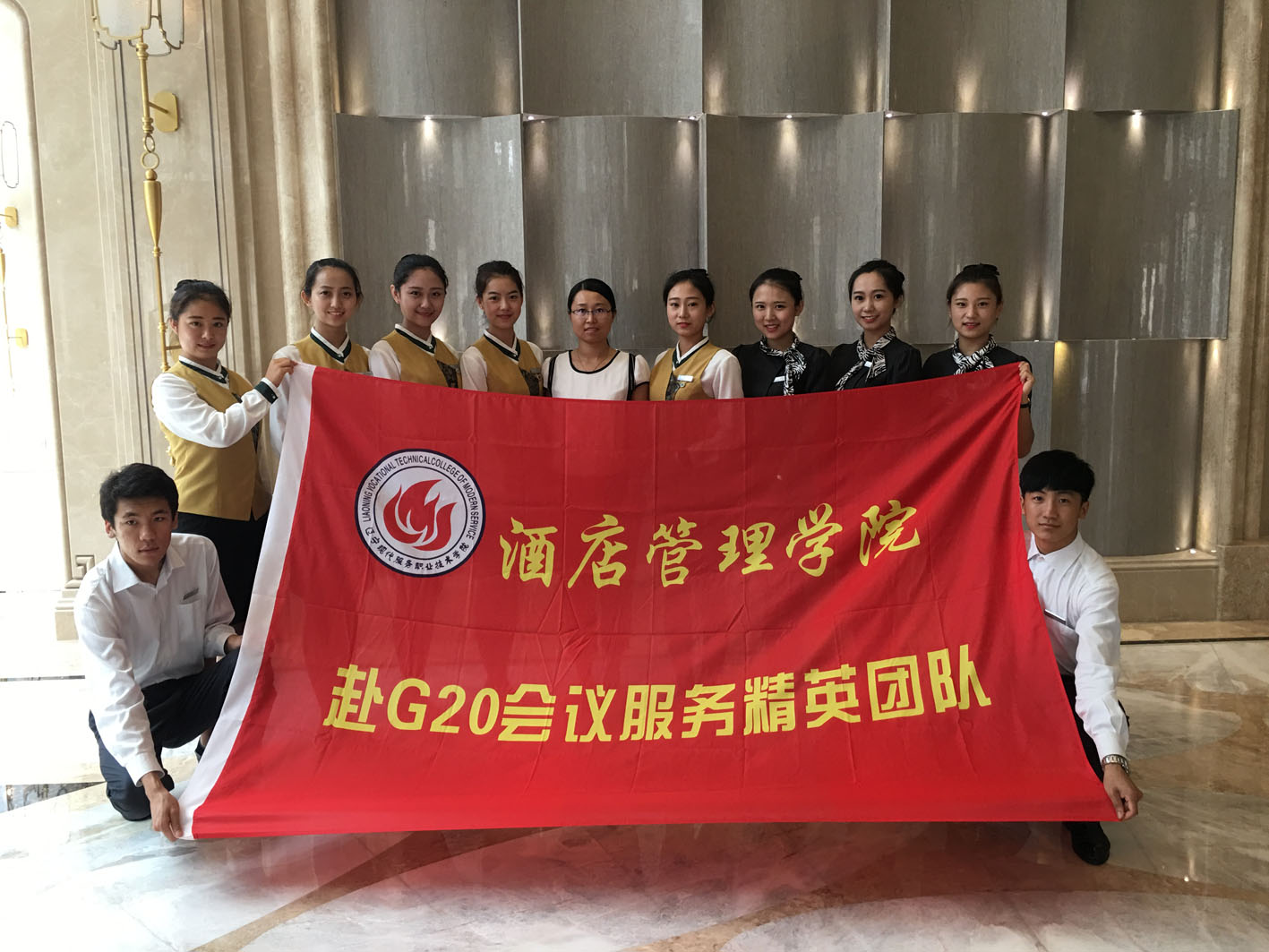 带队教师梁瑜主任与学生们合影 带队教师梁瑜主任与学生们合影